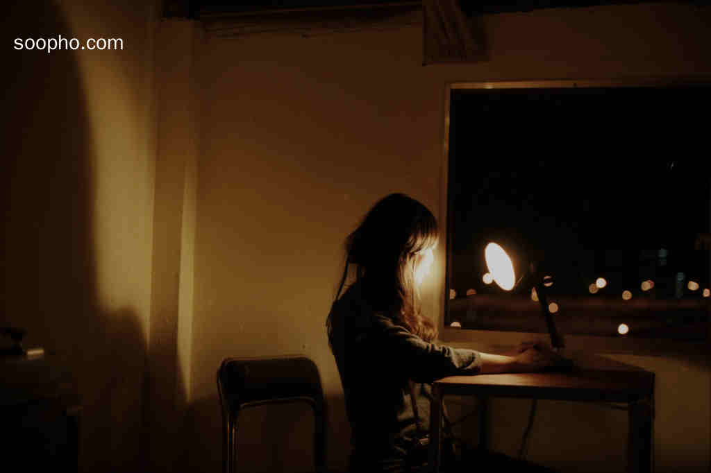 灯里寻他千百度 