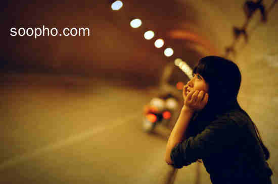 隧道里的出神女孩